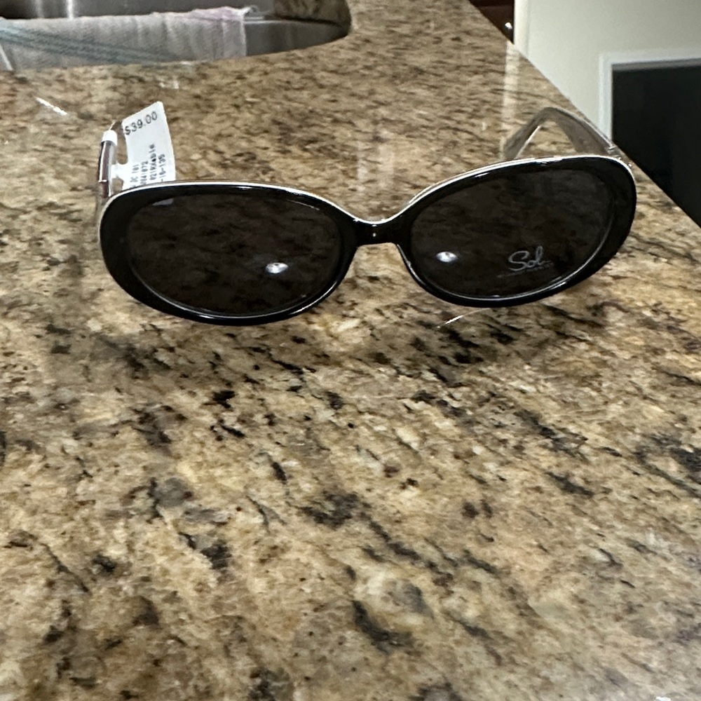 Daisy Fuentes Black Oval Sunglasses